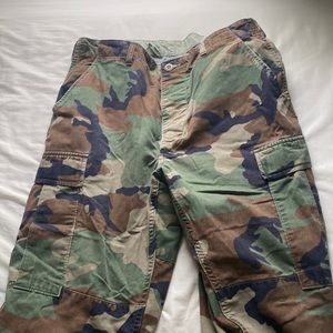 Cute Camo pants in a medium size pockets are big and it’s very cute and stylish